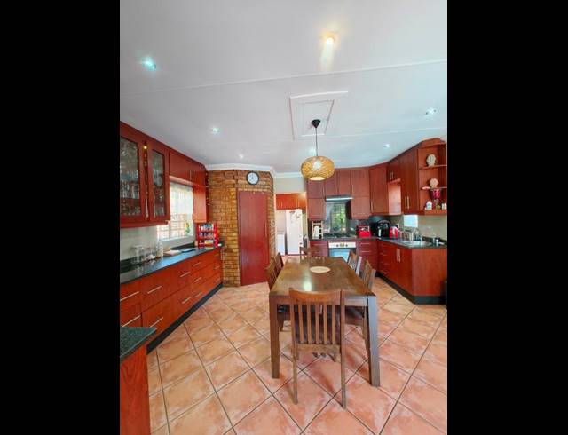 4 BEDROOM HOUSE FOR SALE IN NEWLANDS